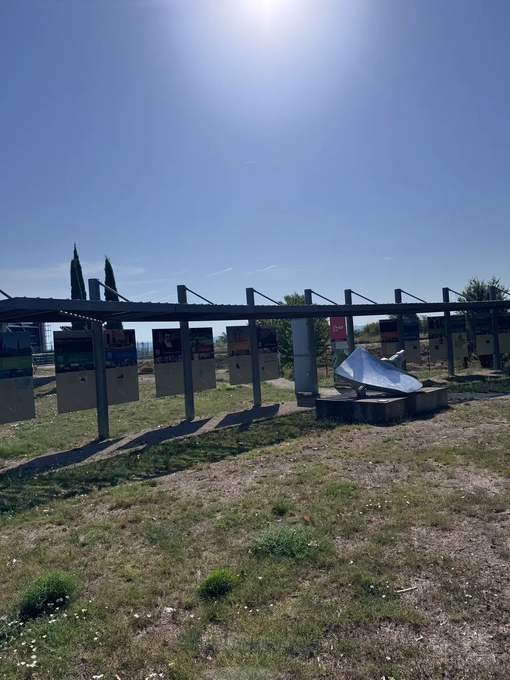 Une rangée de panneaux d’exposition en plein air, installés sur une pelouse à Sainte-Tulle.
