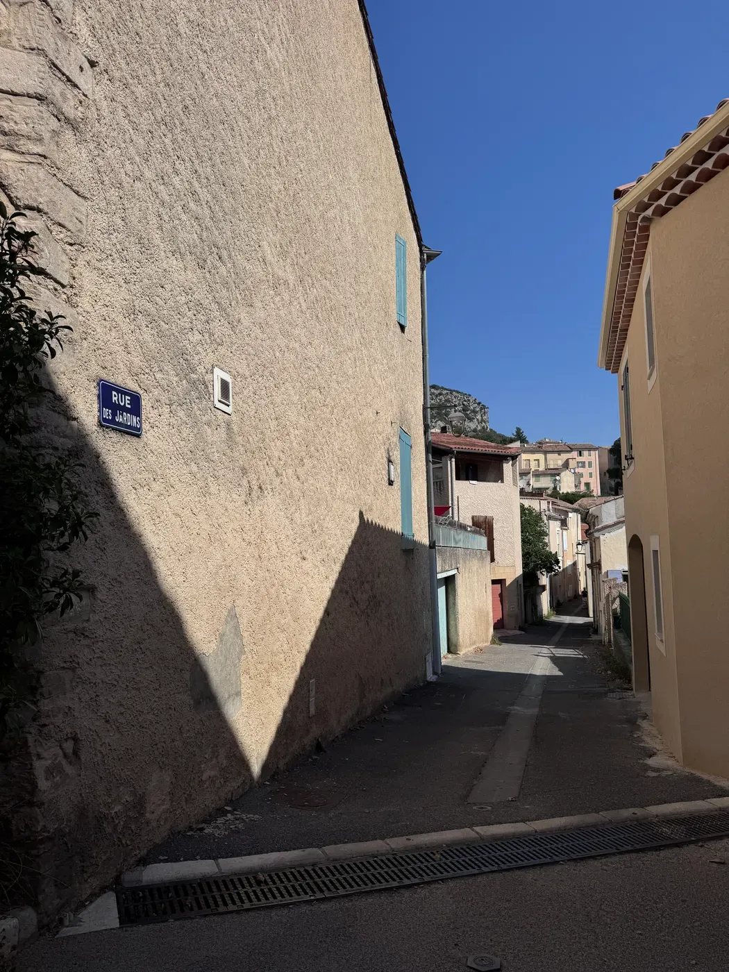 La plaque de la rue des Jardins à Volx, sur un mur, au départ d’une ruelle qui descend vers le village.
